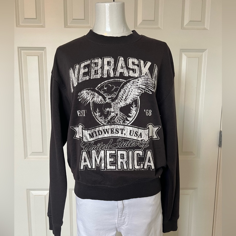 H&M Divided Nebraska Cropped Sweatshirt